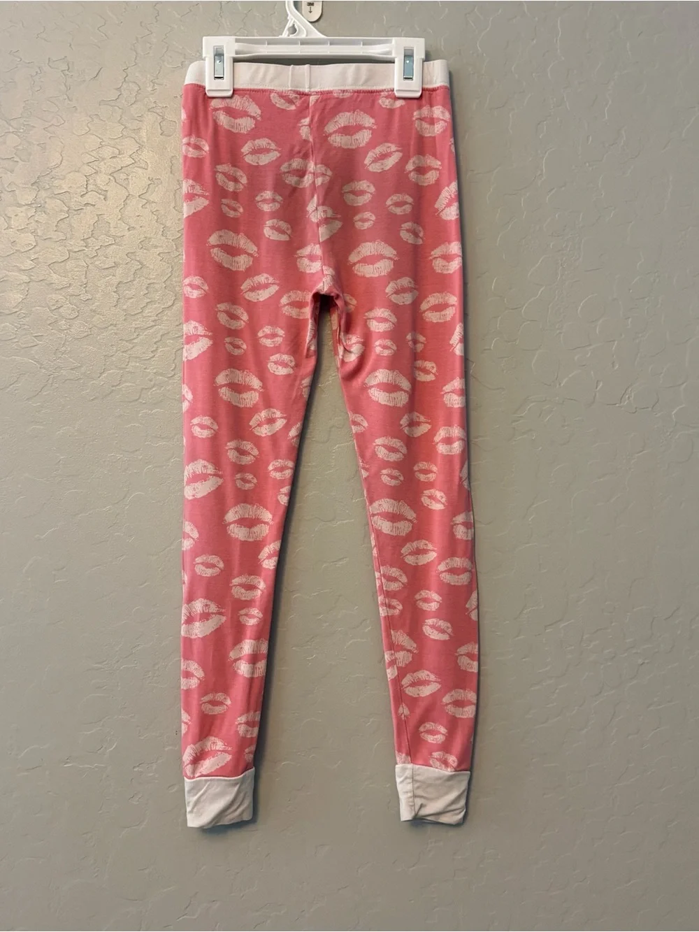 Little Sleepies pink white kiss lips two piece bamboo pajama set size 5/6